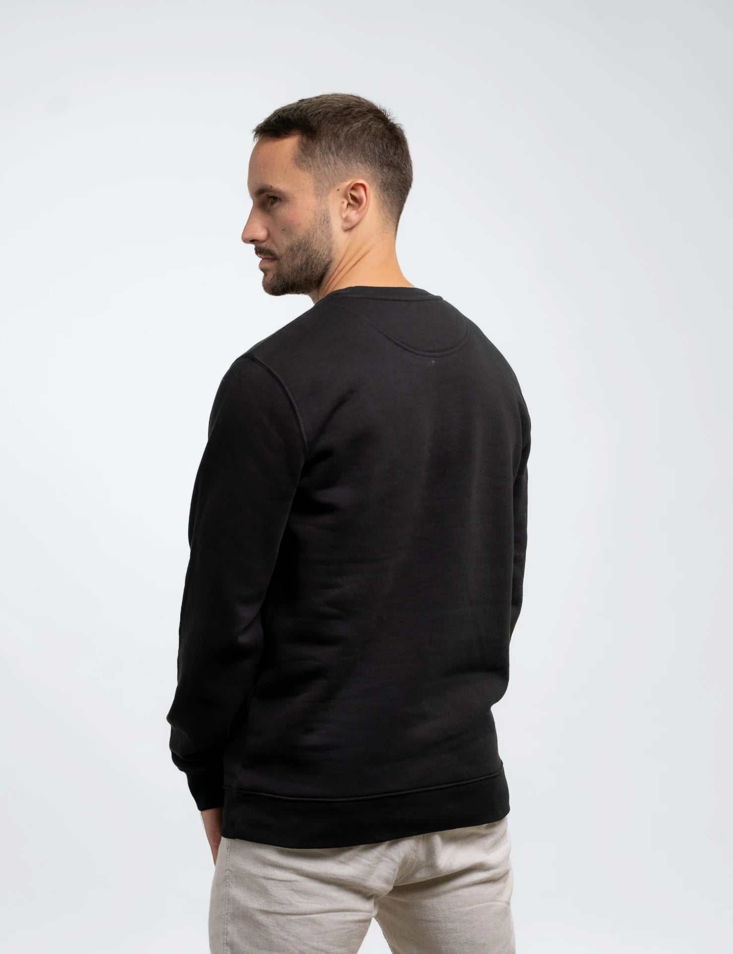 Black classic elegenater Bio-Baumwolle Crewneck mit weißem, 1D totry Stick auf der Brust