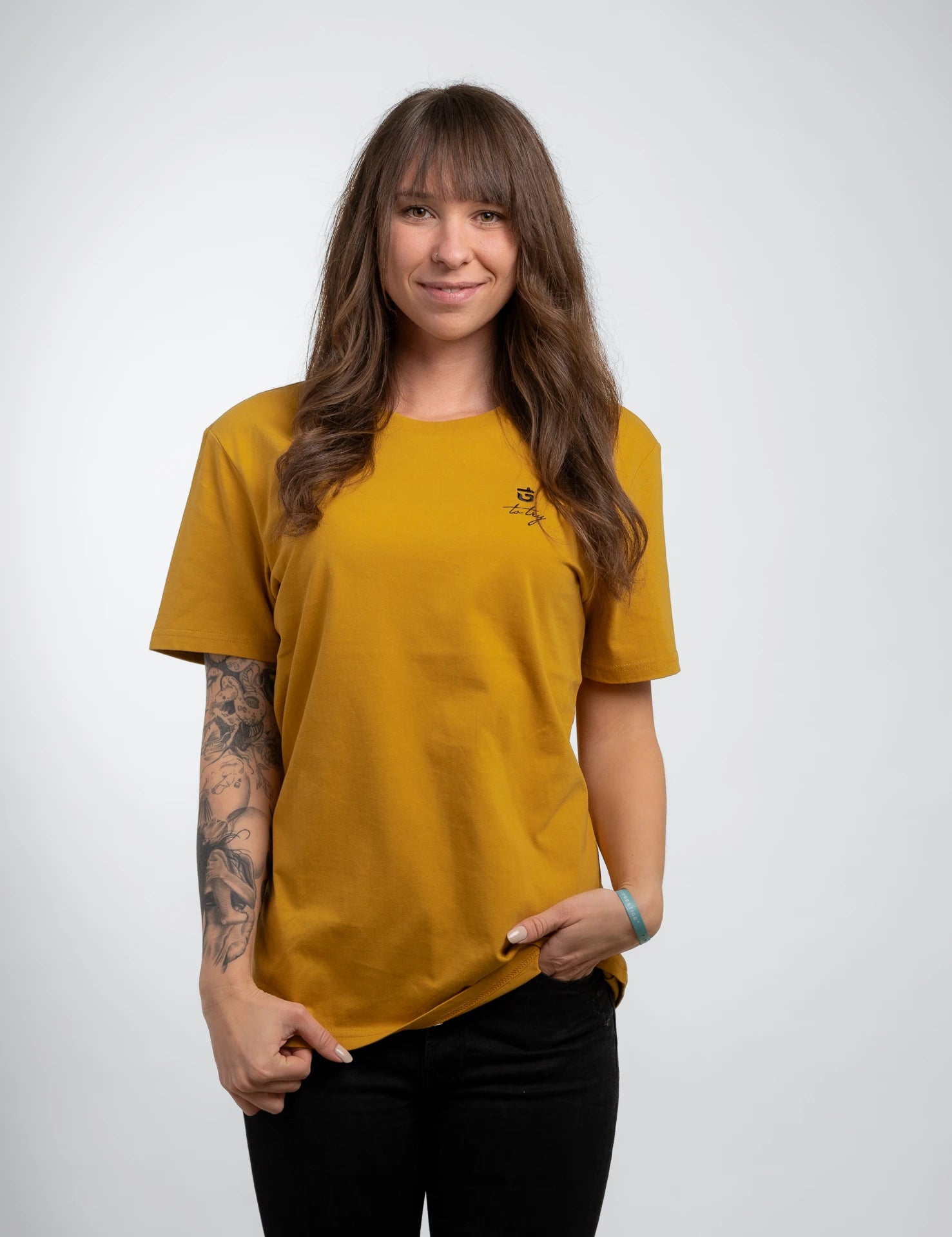 classic Bio-Baumwolle T-Shirt in amber mit schwarzem, 1D totry Stick links auf der Brust.