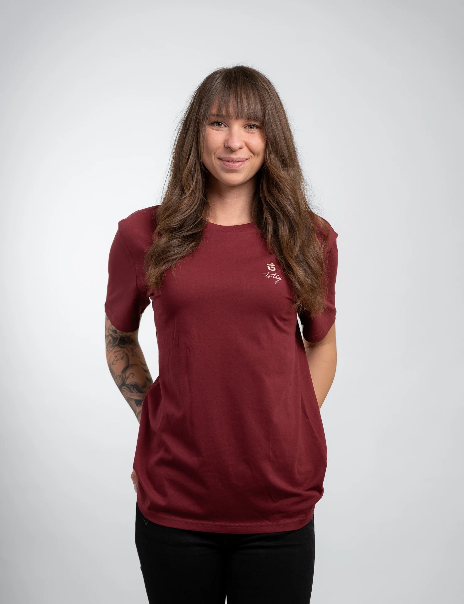 Ruby classic Bio-Baumwolle T-Shirt mit beigen, 1d totry Stick auf der Brust.