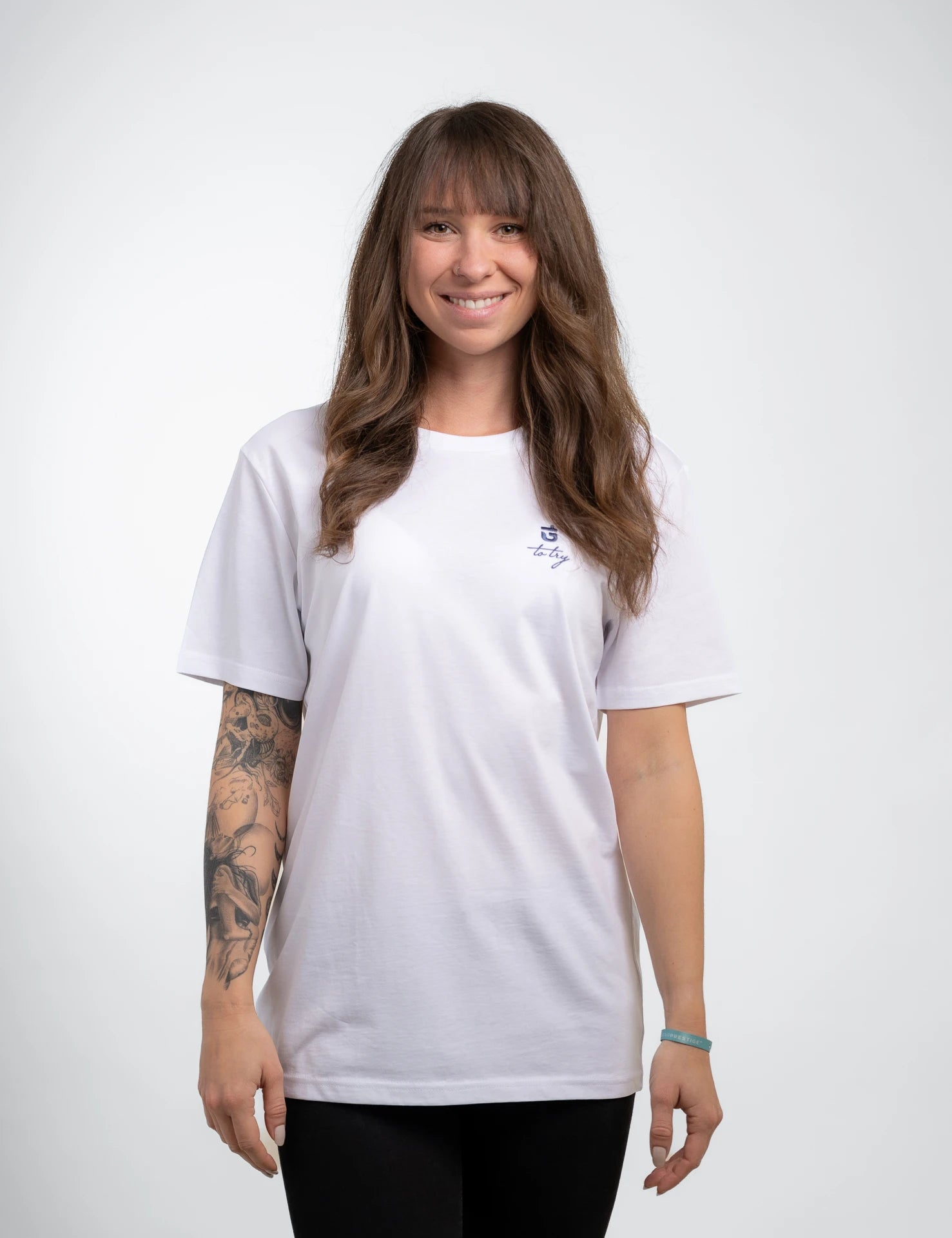 White classic T-Shirt aus Bio-Baumwolle mit blauem, 1d totry Stick auf der Brust.