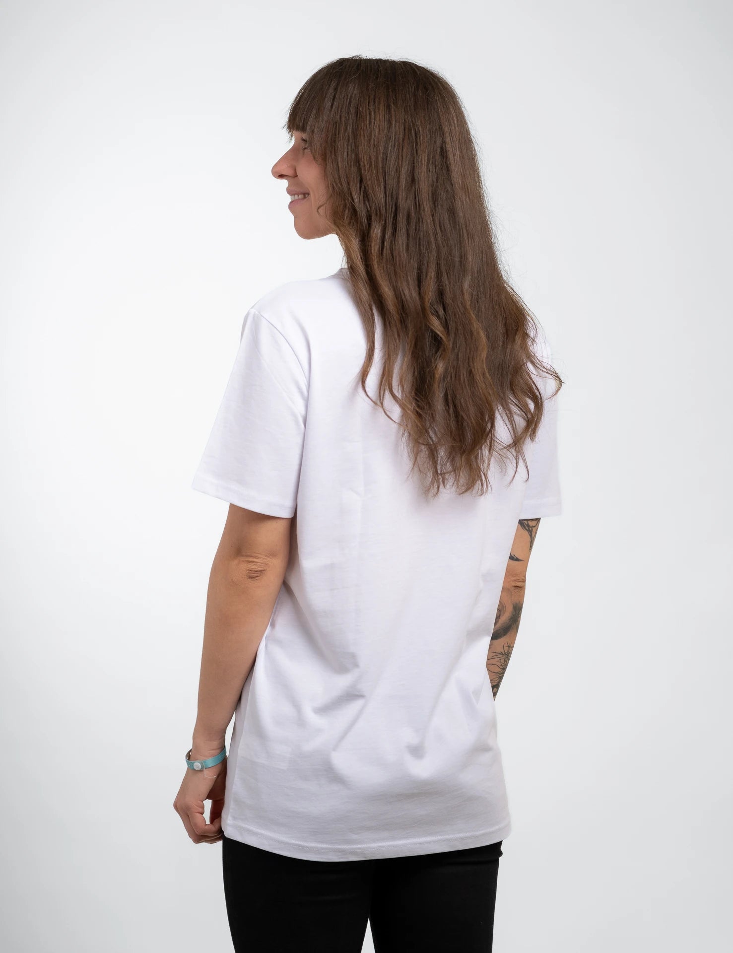 White classic T-Shirt aus Bio-Baumwolle mit blauem, 1d totry Stick auf der Brust.