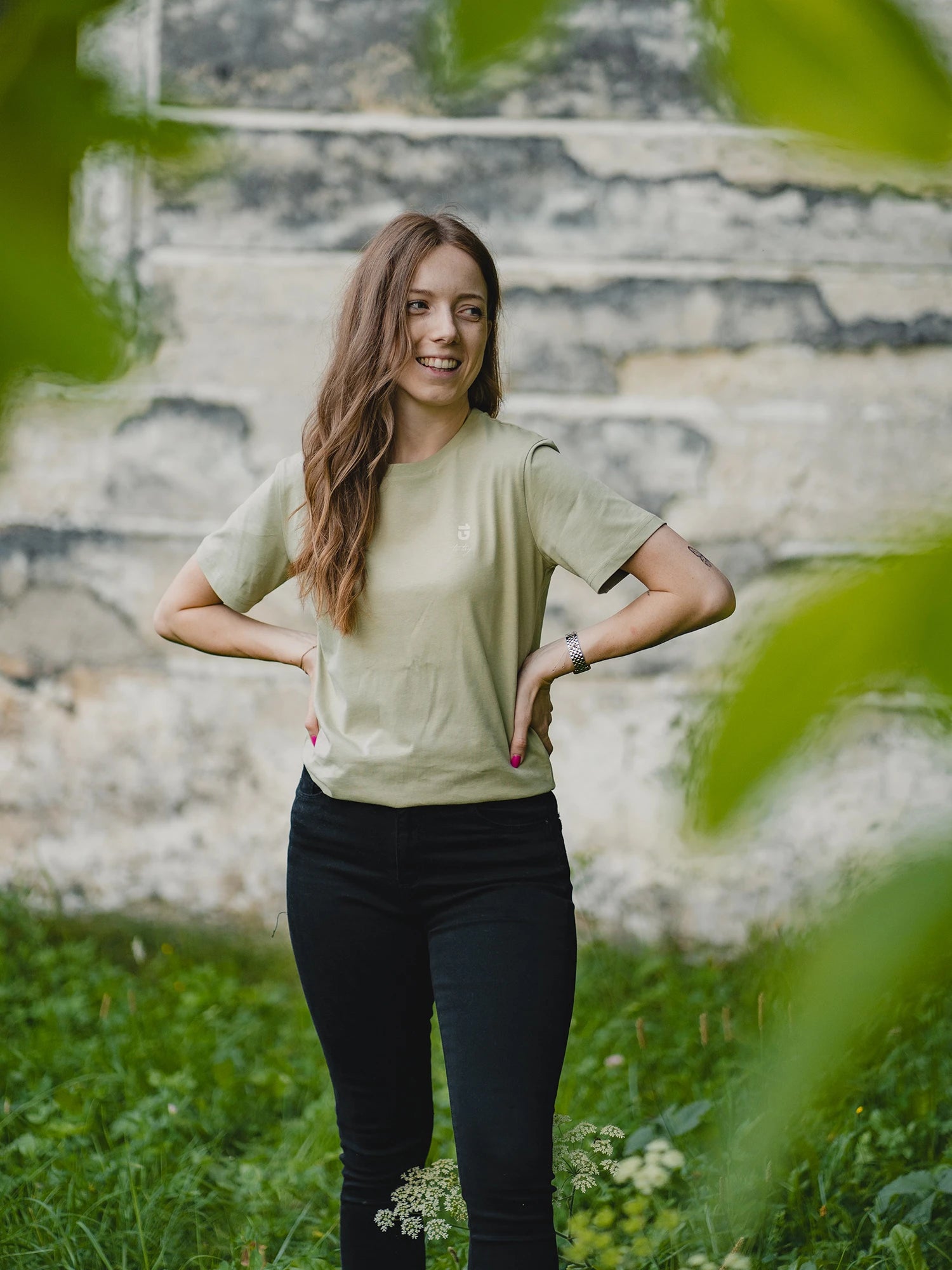Portraitfoto einer Junge Dame mit Onedare lightgreen Shirt vor einem Gebäude