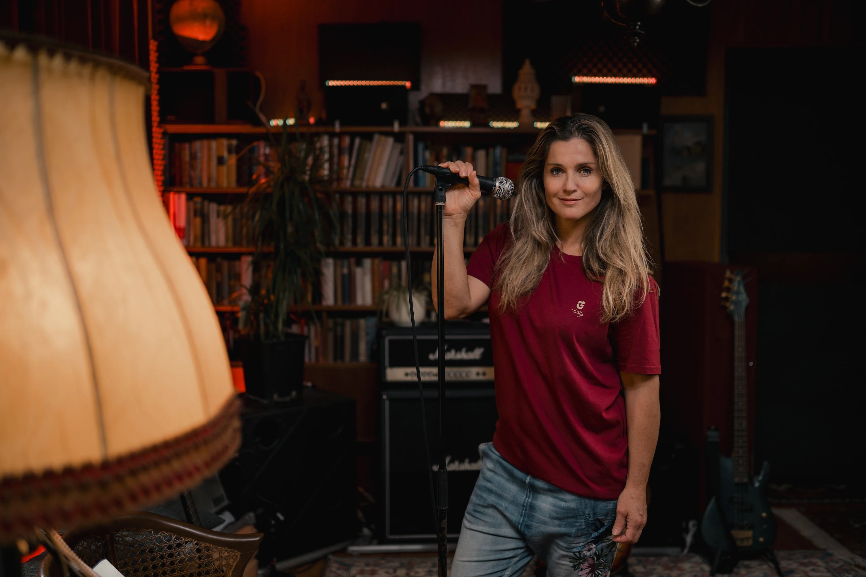 Lizz Görgl steht im Studio mit dem Onedare T-Shirt burgundy während dem Onedare Videoshooting