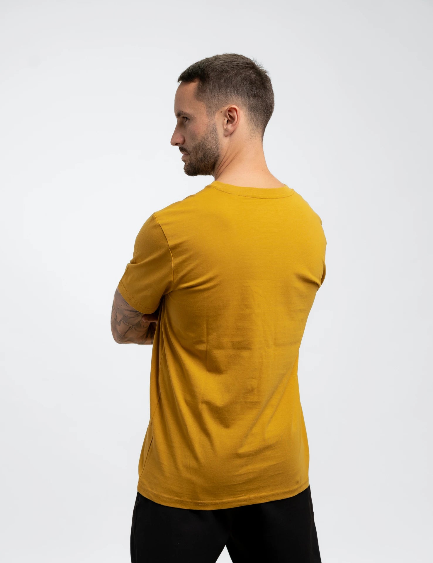 Amber classic Bio-Baumwolle T-Shirt mit schwarzem, onedare totry Stick mittig auf der Brust.