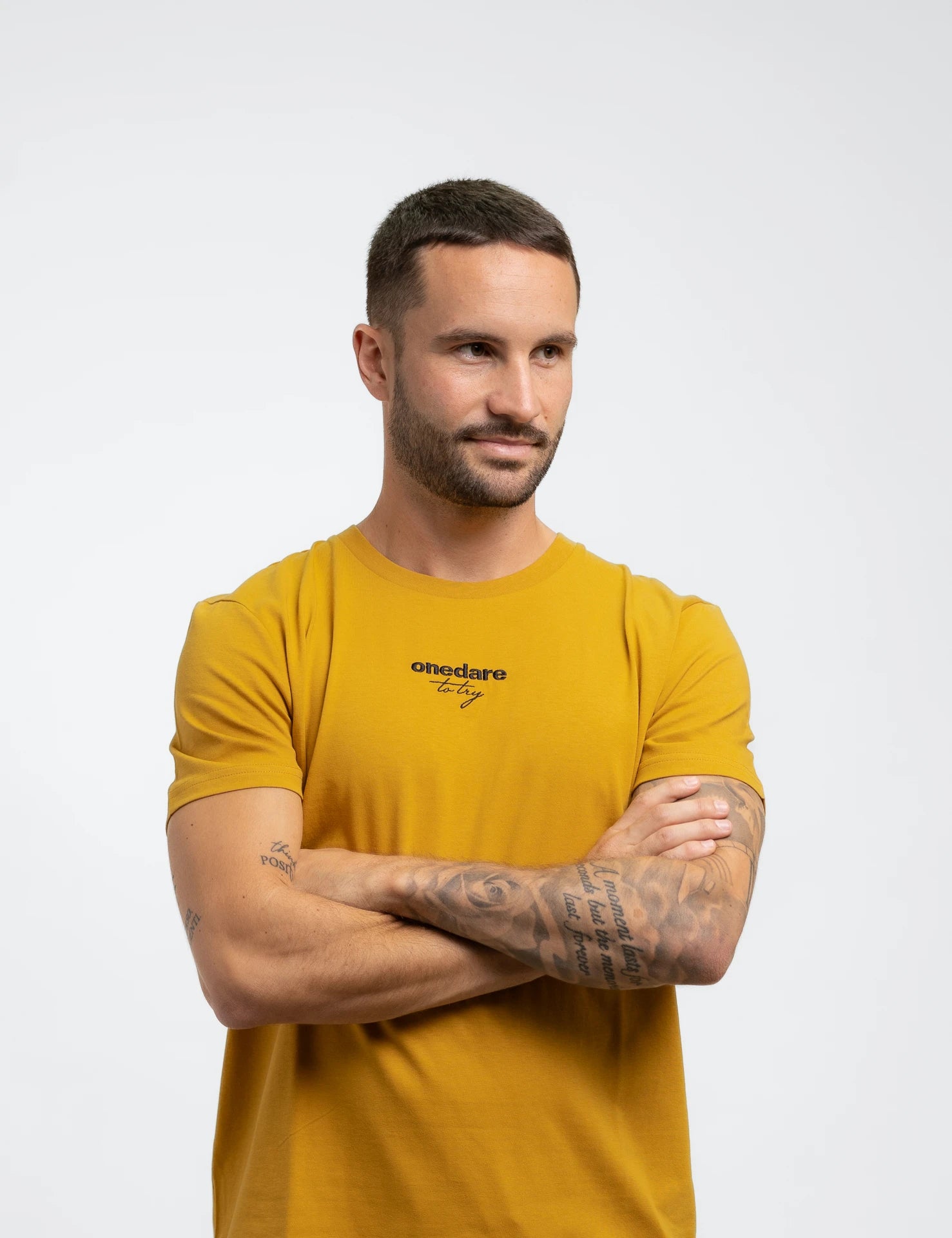 Amber classic Bio-Baumwolle T-Shirt mit schwarzem, onedare totry Stick mittig auf der Brust.