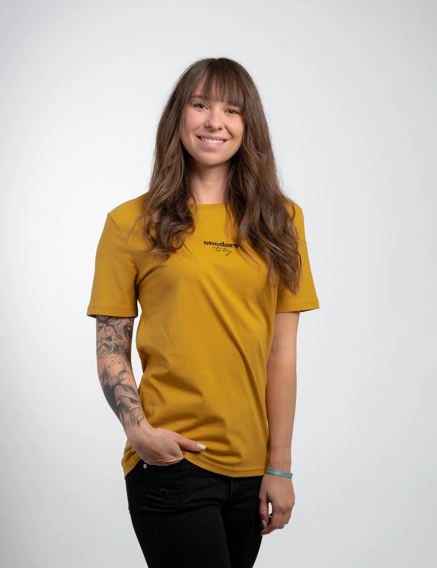 Amber classic T-Shirt aus Bio-Baumwolle mit schwarzem, onedare totry Stick mittig auf der Brust.