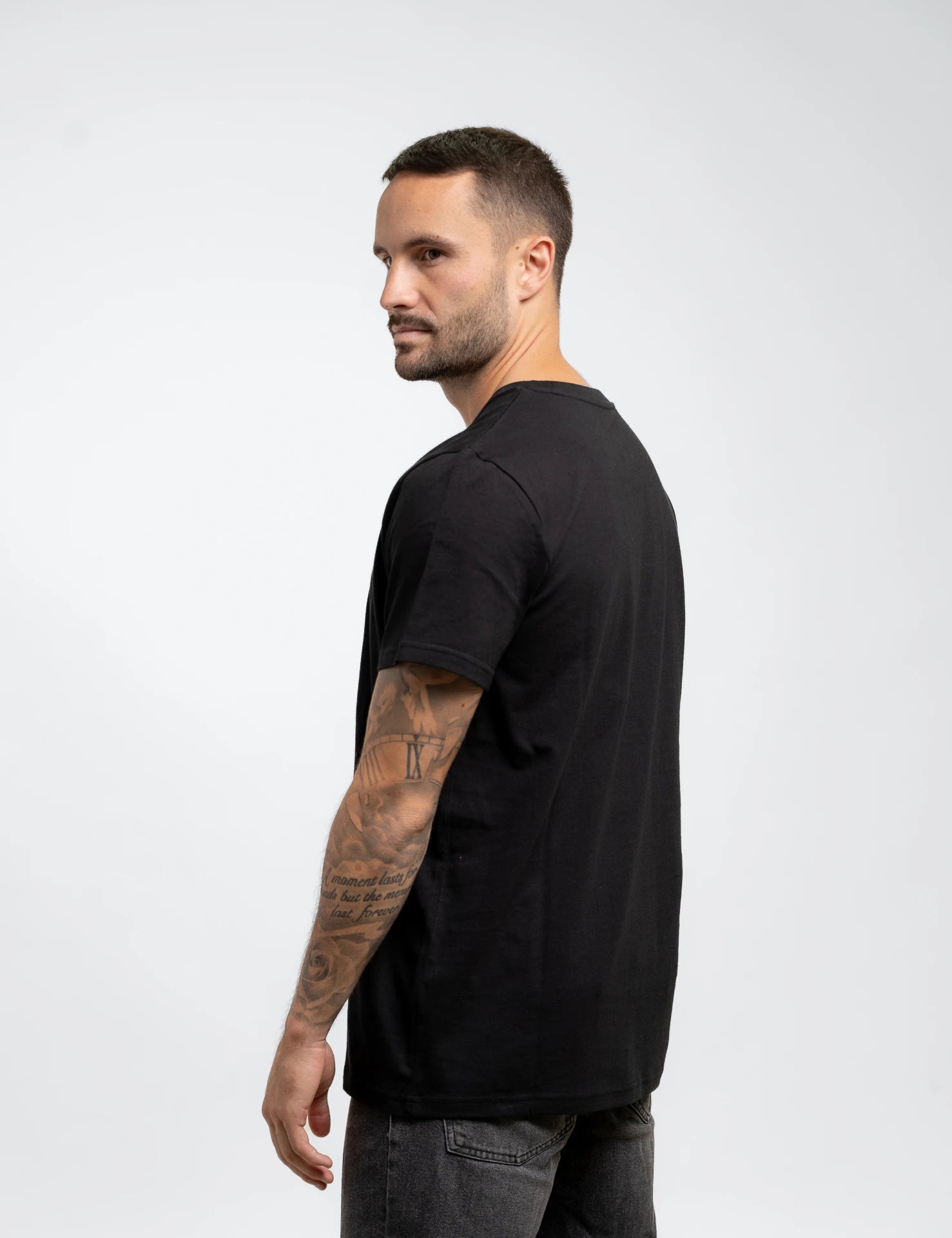 Black classic Bio-Baumwolle T-Shirt mit beigen, onedare totry Stick mittig auf der Brust.