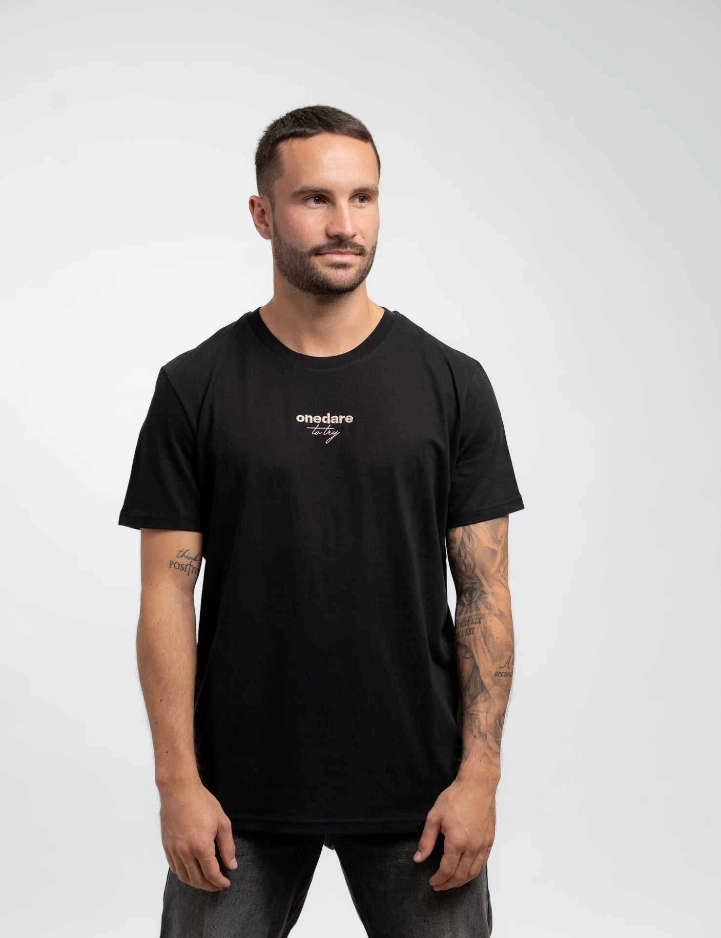 Black classic Bio-Baumwolle T-Shirt mit beigen, onedare totry Stick mittig auf der Brust.
