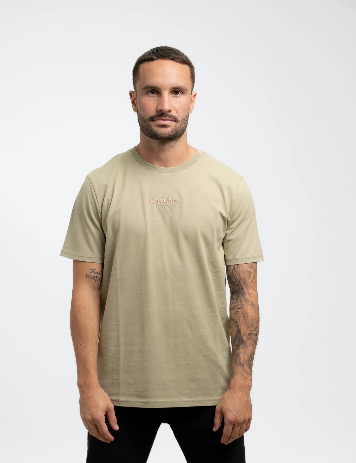 Lightgreen classic Bio-Baumwolle T-Shirt mit beigen, onedare totry Stick mittig auf der Brust.