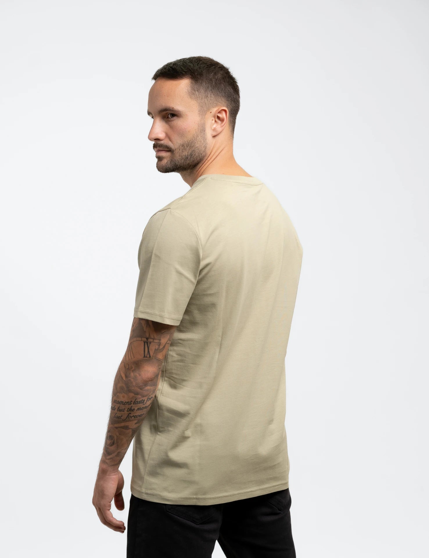 Lightgreen classic Bio-Baumwolle T-Shirt mit beigen, onedare totry Stick mittig auf der Brust.