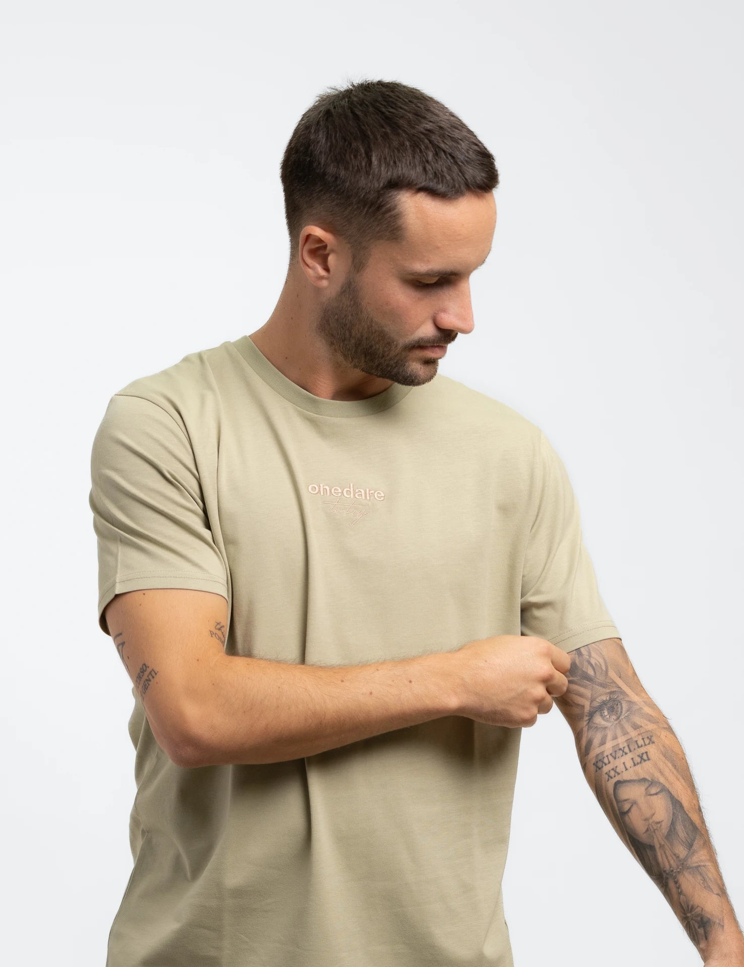 Lightgreen classic Bio-Baumwolle T-Shirt mit beigen, onedare totry Stick mittig auf der Brust.