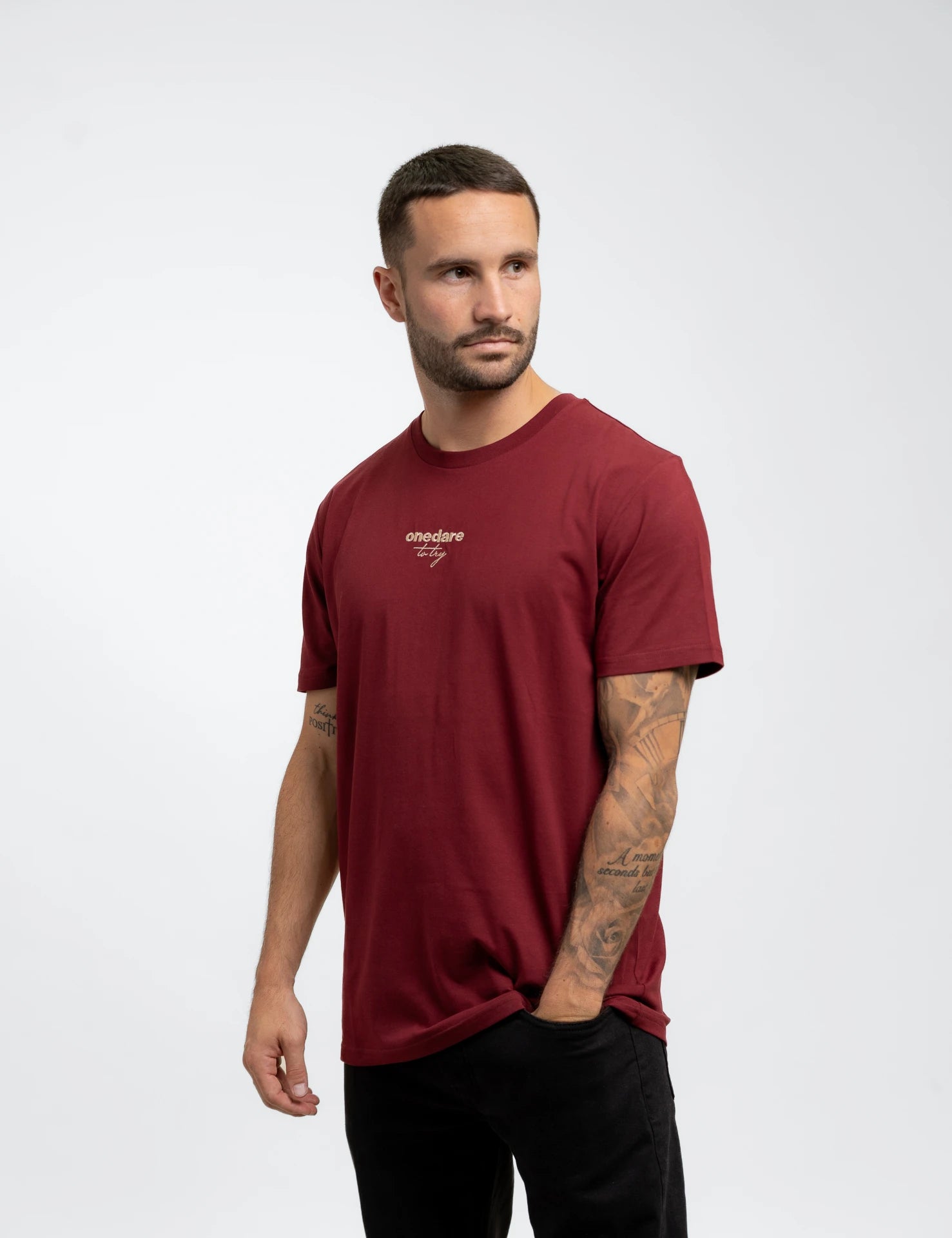 Ruby classic Bio-Baumwolle T-Shirt mit beigen, onedare totry Stick mittig auf der Brust.