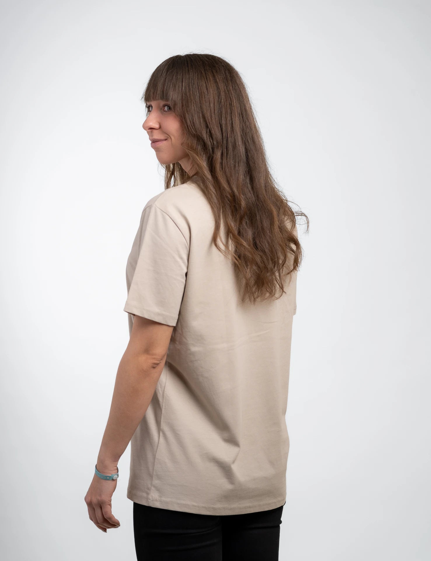 Sand classic T-Shirt aus Bio-Baumwolle mit blauem, onedare totry Stick mittig auf der Brust.