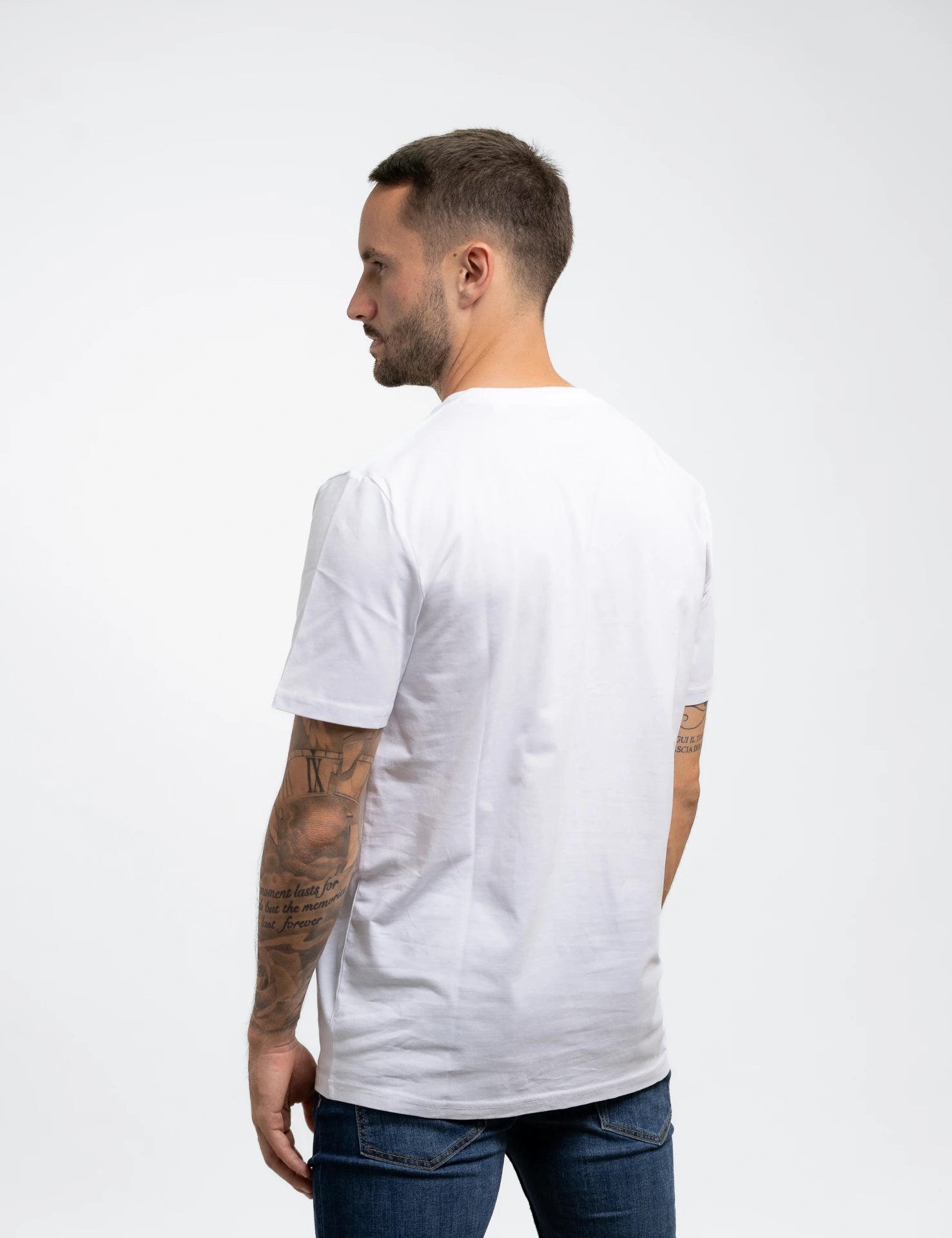 Weißes classic Bio-Baumwolle T-Shirt mit blauem, onedare totry Stick mittig auf der Brust.