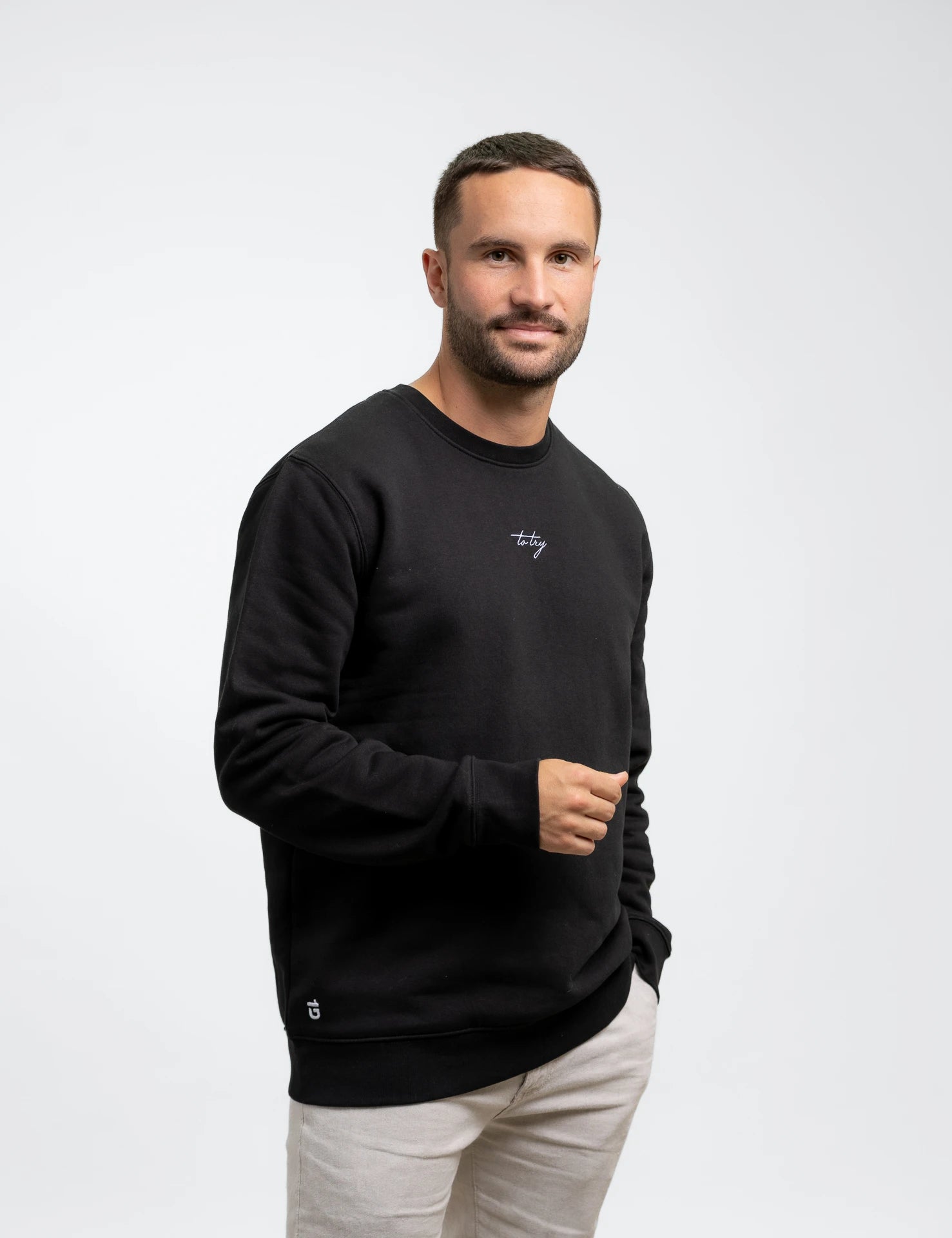 Black classic minimalistischer Bio-Baumwolle Crewneck mit weißem, totry Stick auf der Brust und 1D Stick am Bund