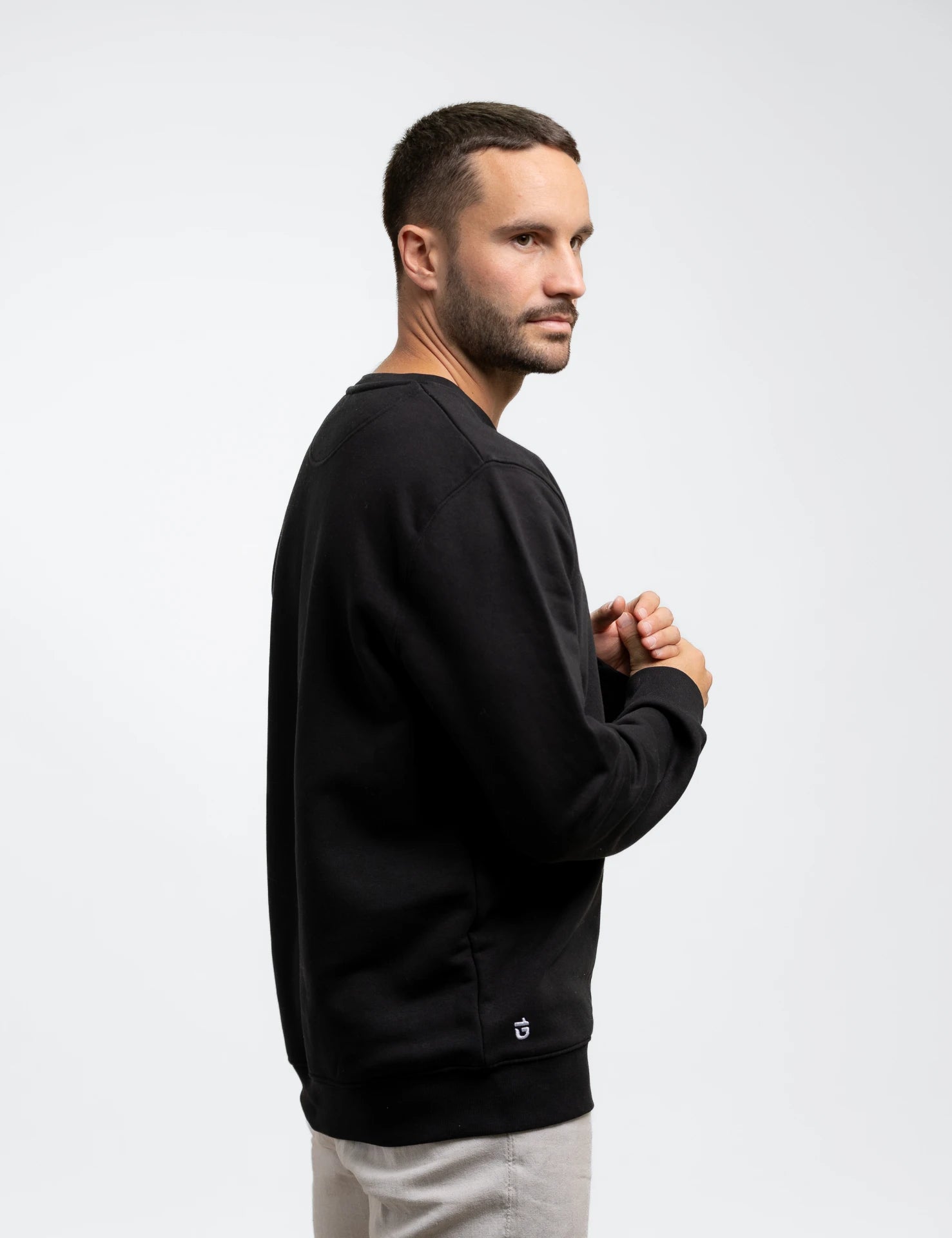 Black classic minimalistischer Bio-Baumwolle Crewneck mit weißem, totry Stick auf der Brust und 1D Stick am Bund